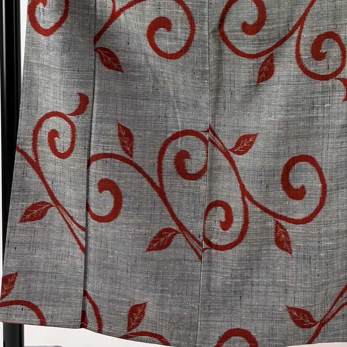 美品】 紬 身丈159cm 裄丈65cm M 袷 唐草 灰色 正絹 優品 【中古