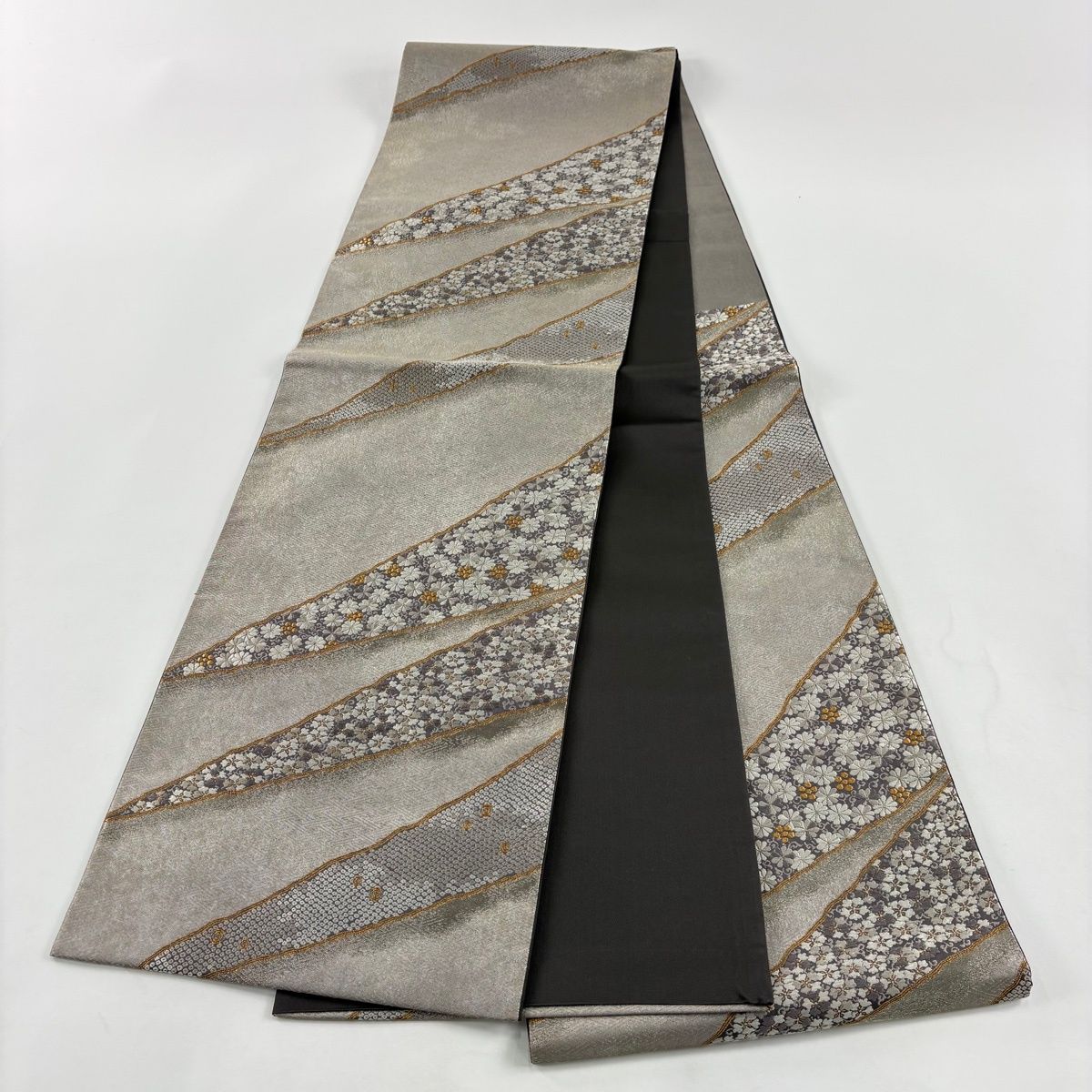 美品】 袋帯 名品 加納幸 落款 菊唐草 幾何学 金銀糸 箔 銀色 六通