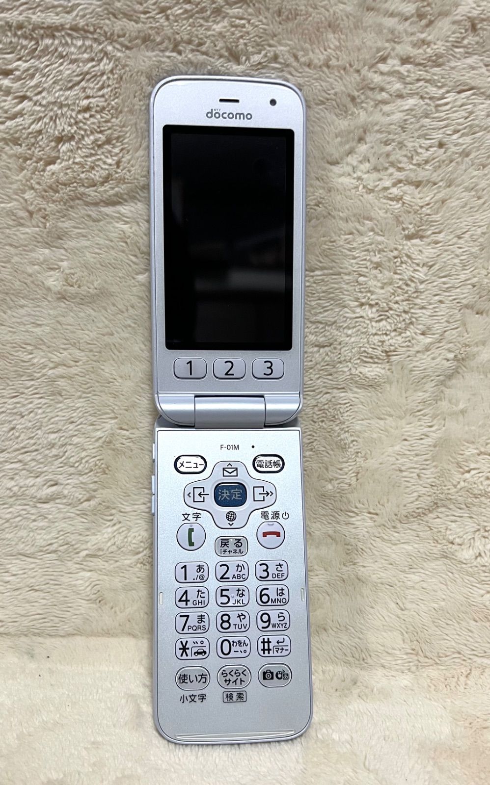 docomo らくらくホン F-01M ホワイト - メルカリ