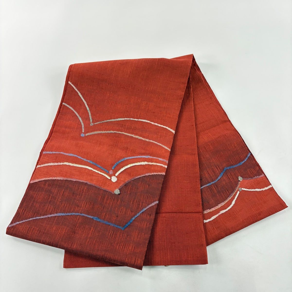 美品】 袋帯 秀品 紬地 幾何学模様 銀糸 箔 茜色 お太鼓柄 正絹 【中古