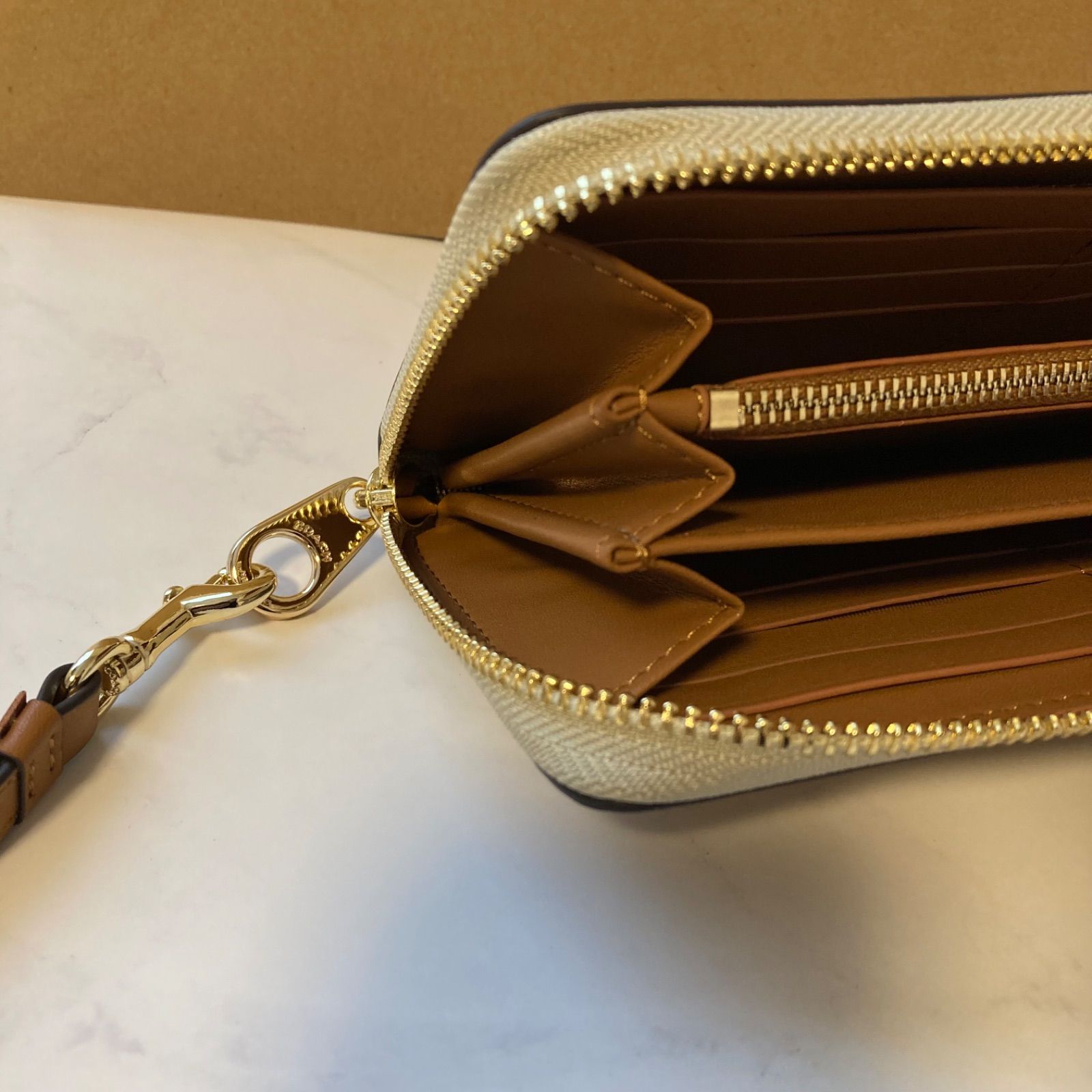 新品 コーチ 長財布 シグネチャー ブラウン ストラップ付き - メルカリ