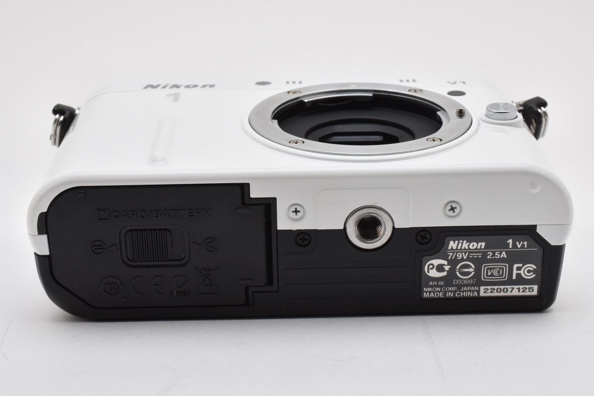ショット数3967回 美品 Nikon 1 V1 ボディ ホワイト 充電器付き