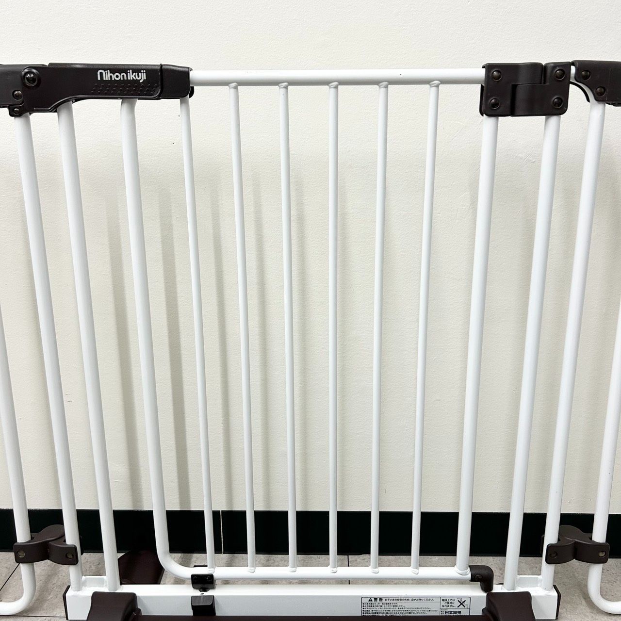 日本育児 おくトビラ ホワイトスチール Sサイズ ベビーゲート - メルカリ