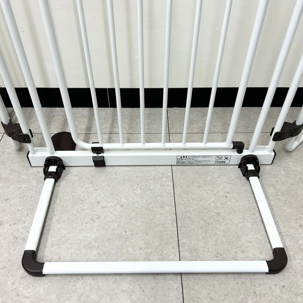 日本育児 おくトビラ ホワイトスチール Sサイズ ベビーゲート - メルカリ