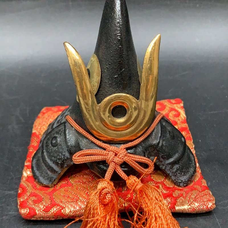 J444 ミニ兜(豆) 加藤清正 鉄兜 兜デザイン 置物 黒と金 豆兜 （鋳鉄製