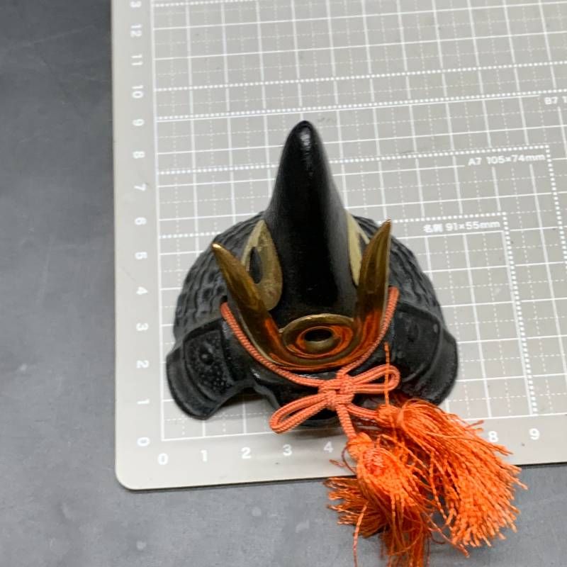 J444 ミニ兜(豆) 加藤清正 鉄兜 兜デザイン 置物 黒と金 豆兜 （鋳鉄製