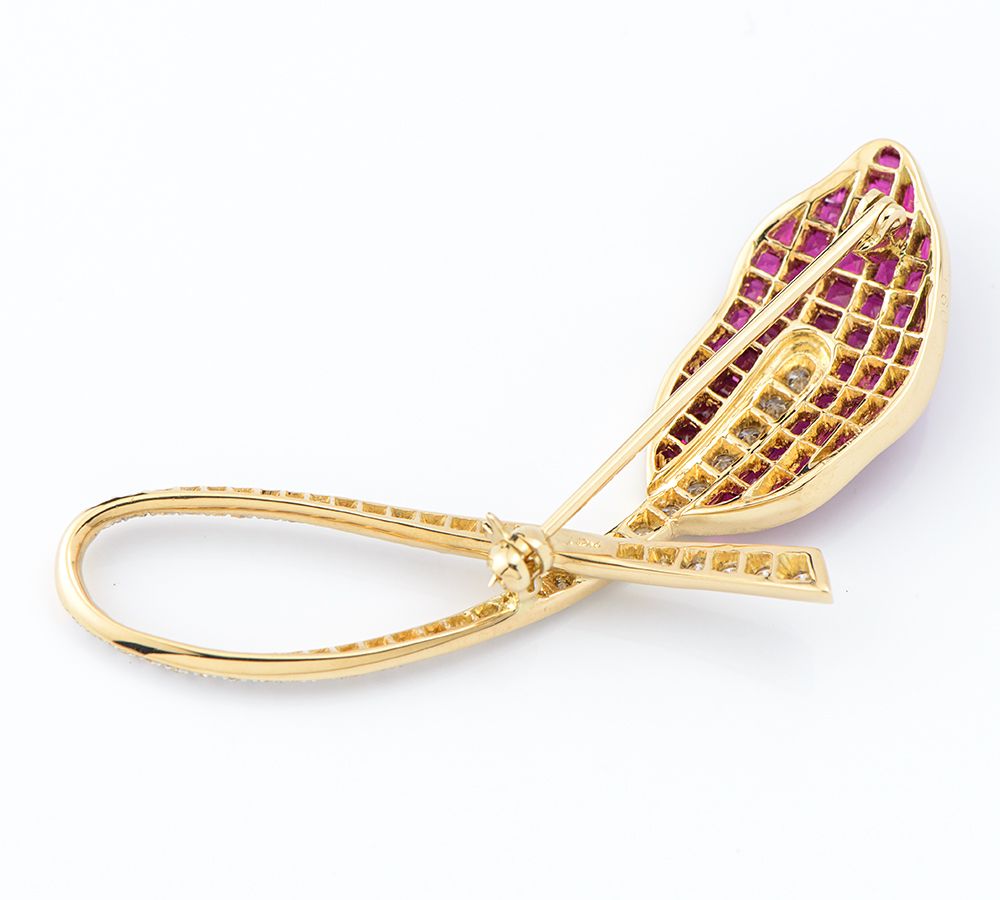 ミステリーセッティング リーフモチーフ ルビー ブローチ - メルカリ