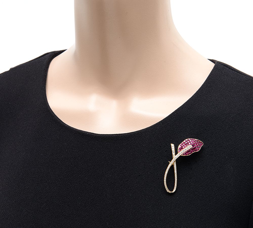 ミステリーセッティング リーフモチーフ ルビー ブローチ - メルカリ