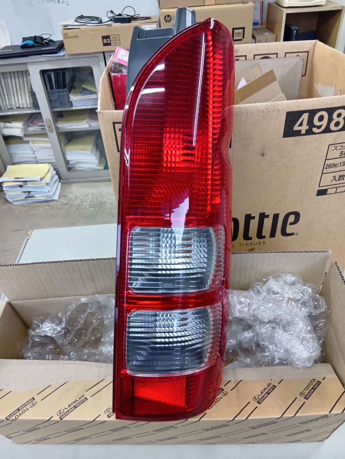 右側】ハイエース200系 1/2/3型前期 純正テールランプ KOITO 26-120