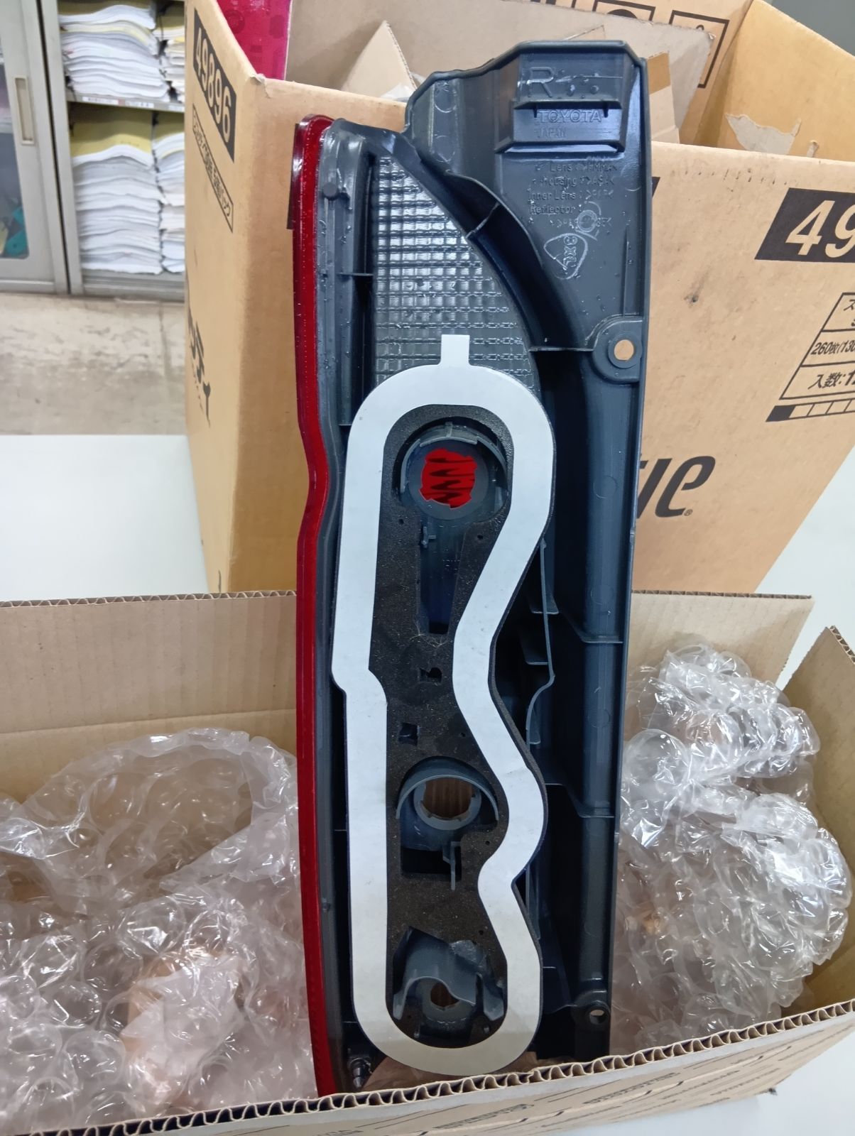 右側】ハイエース200系 1/2/3型前期 純正テールランプ KOITO 26-120