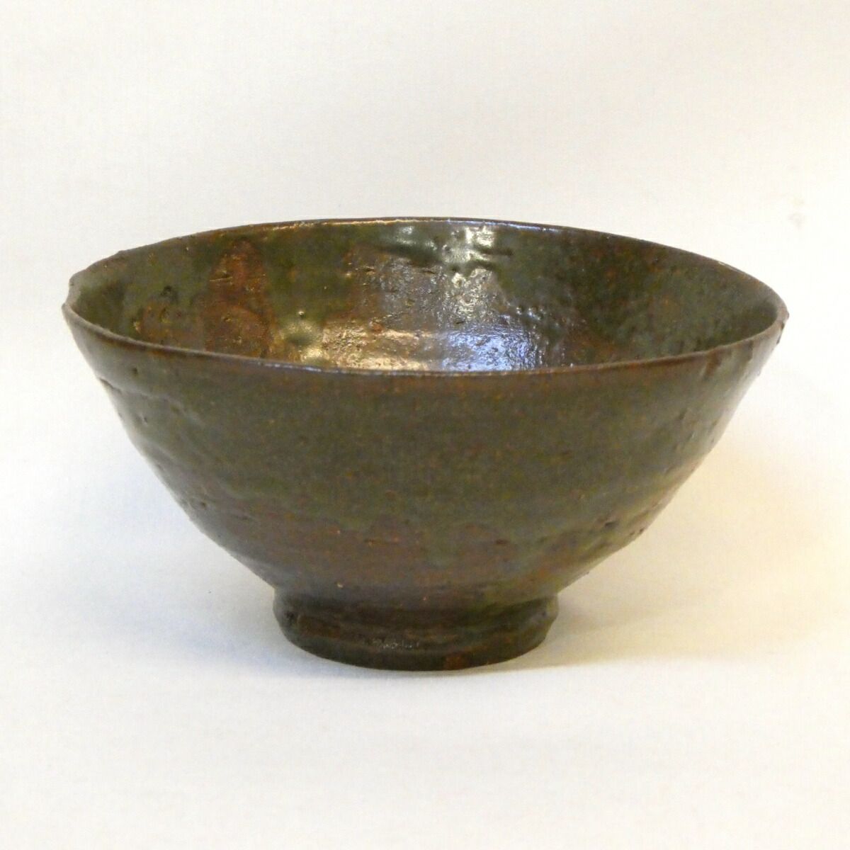 神波東嶽箱書】 韓国 陶元窯 志堂 朴冨元作 釘彫伊羅保 茶碗 銘「緑毛
