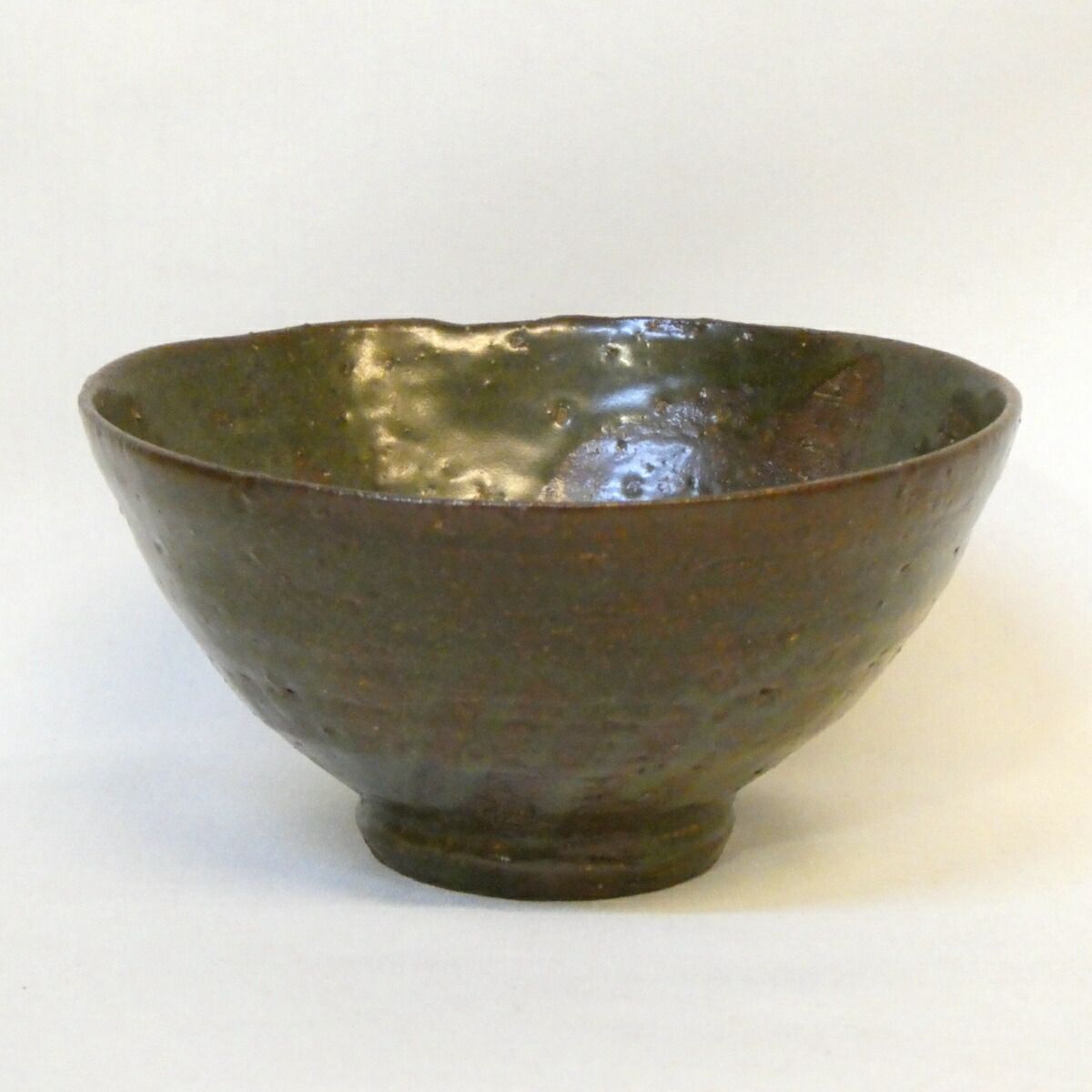 神波東嶽箱書】 韓国 陶元窯 志堂 朴冨元作 釘彫伊羅保 茶碗 銘「緑毛