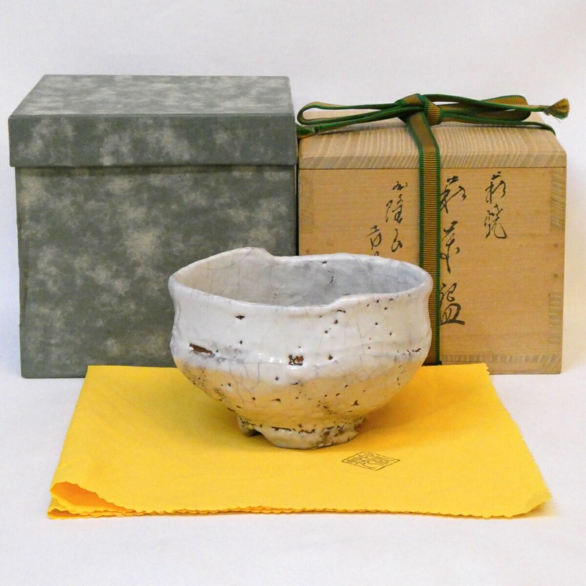 二月の特売品】吉田萩苑作 萩焼 白釉 茶碗 割高台 鬼萩 茶道具【中古
