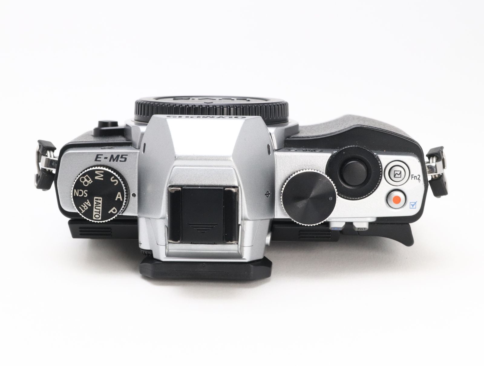 AB- (良品) OLYMPUS オリンパス OM-D E-M5 ボディ シルバー シャッター