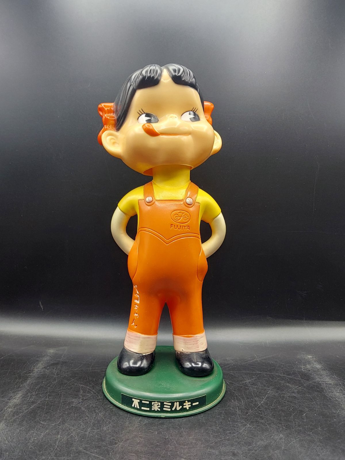 M》不二家 ペコちゃん 首振り人形 ソフビ 台座付き ソフトビニール製