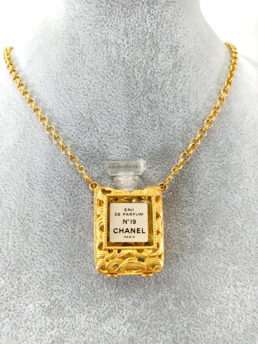 CHANEL シャネル N°19 パフューム ボトル 香水 ネックレス ゴールド