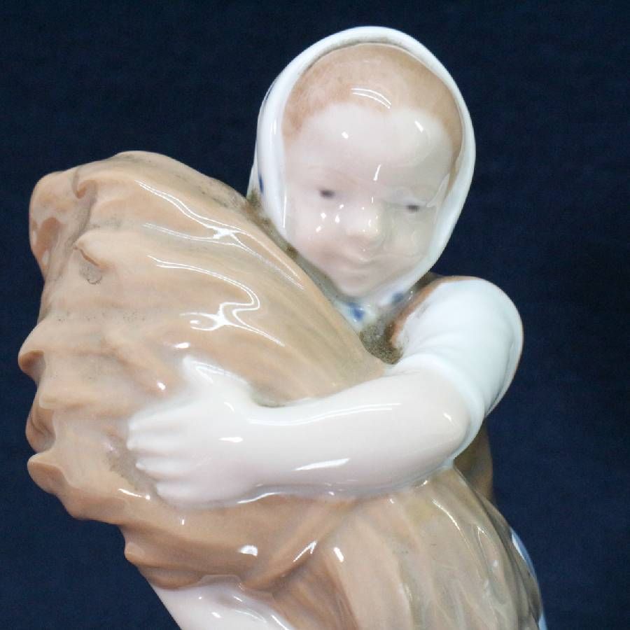 美品】 ロイヤルコペンハーゲン わら束を持つ少女 #908 フィギュリン