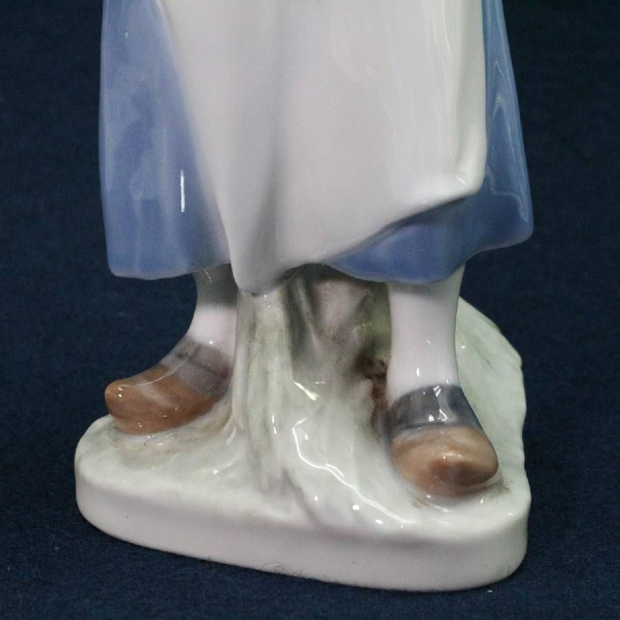 美品】 ロイヤルコペンハーゲン わら束を持つ少女 #908 フィギュリン