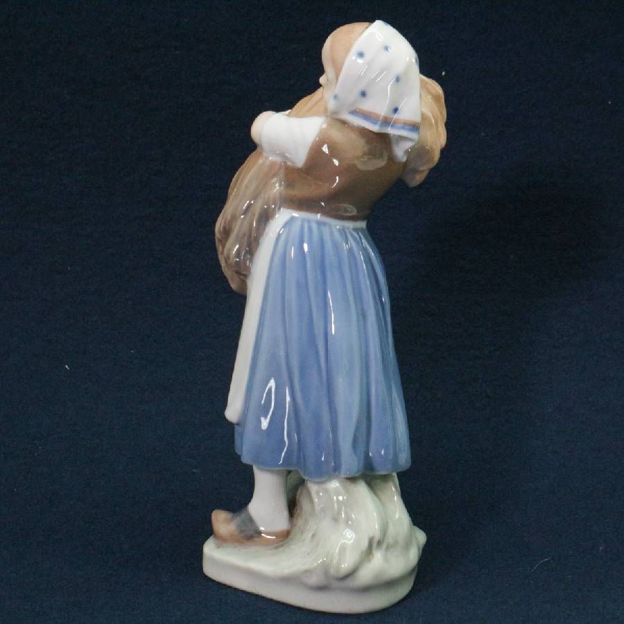 美品】 ロイヤルコペンハーゲン わら束を持つ少女 #908 フィギュリン
