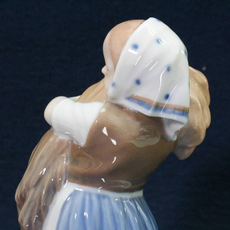 美品】 ロイヤルコペンハーゲン わら束を持つ少女 #908 フィギュリン