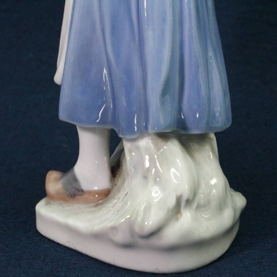 美品】 ロイヤルコペンハーゲン わら束を持つ少女 #908 フィギュリン