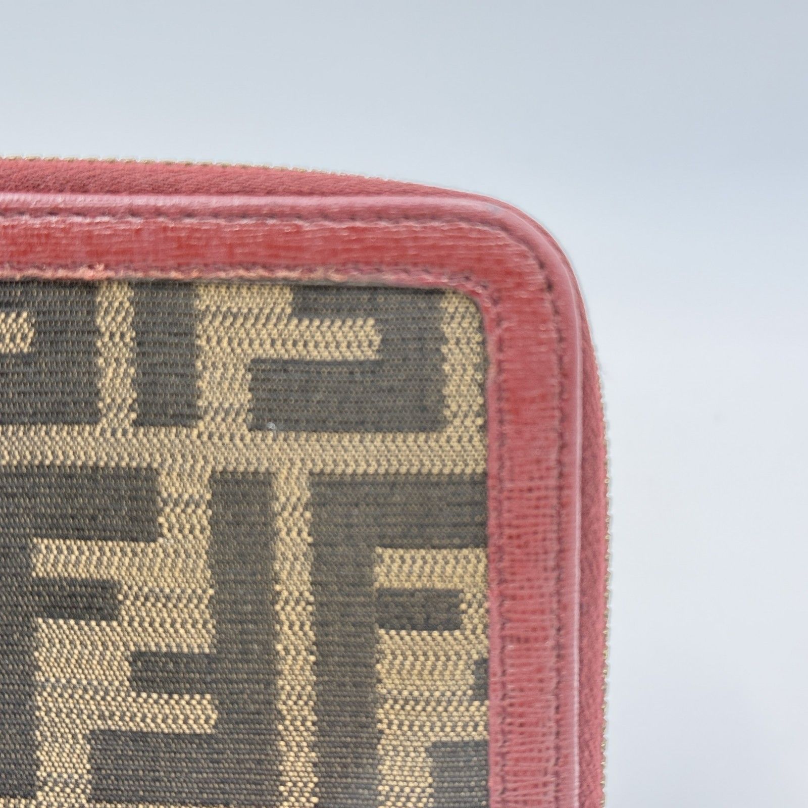 FENDI（フェンディ）ズッカ柄 ラウンドファスナー長財布 レディース