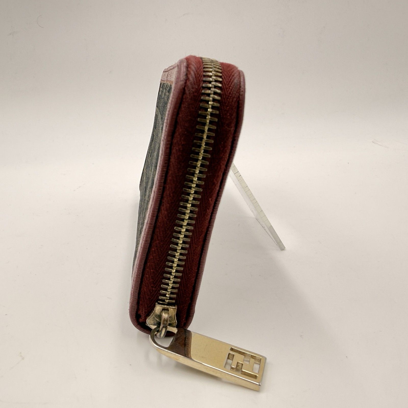 FENDI（フェンディ）ズッカ柄 ラウンドファスナー長財布 レディース