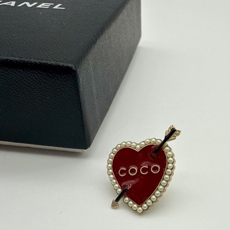 シャネル ココ ハート 赤 ブローチ - メルカリ