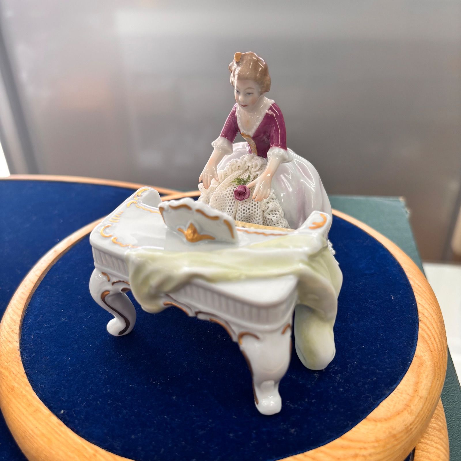 チューリンゲンポーセリン　陶磁器貴婦人置物 Thuringian Poscelainチューリンゲン・ポーセリン 陶磁器人形 フィギュ