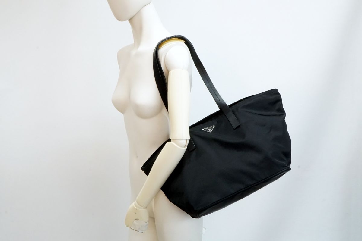 【美品】プラダ ショルダーバッグ 三角ロゴ プレート テスートナイロン PRADA（プラダ） 極 美品 三角ロゴ プレート 金具 テスート ナイロン