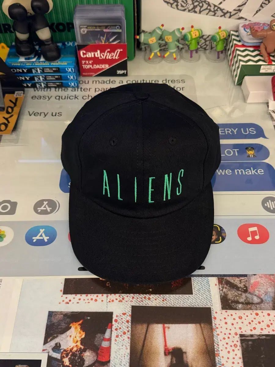 帽子 BRAIN DEAD X ALIENS 6 PANEL HAT - BLACK Extended_Strap_6_Panel_Logohea