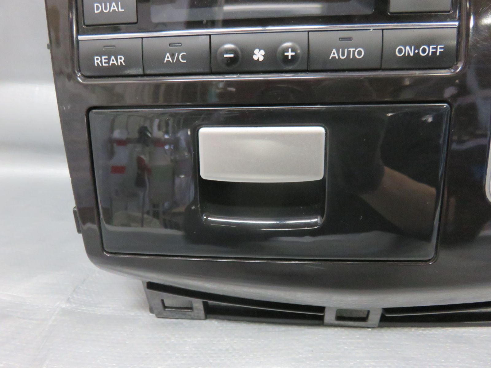 STD9100/動作OK 日産E52 エルグランド センターシフトパネル/ナビ 