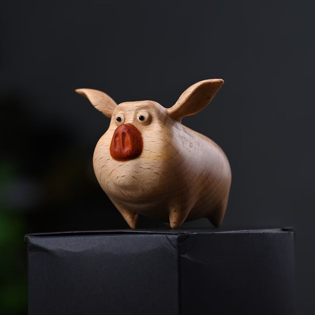 手彫り 子ブタ 置物 かわいい 木製 フィギュア インテリア デスク 車内