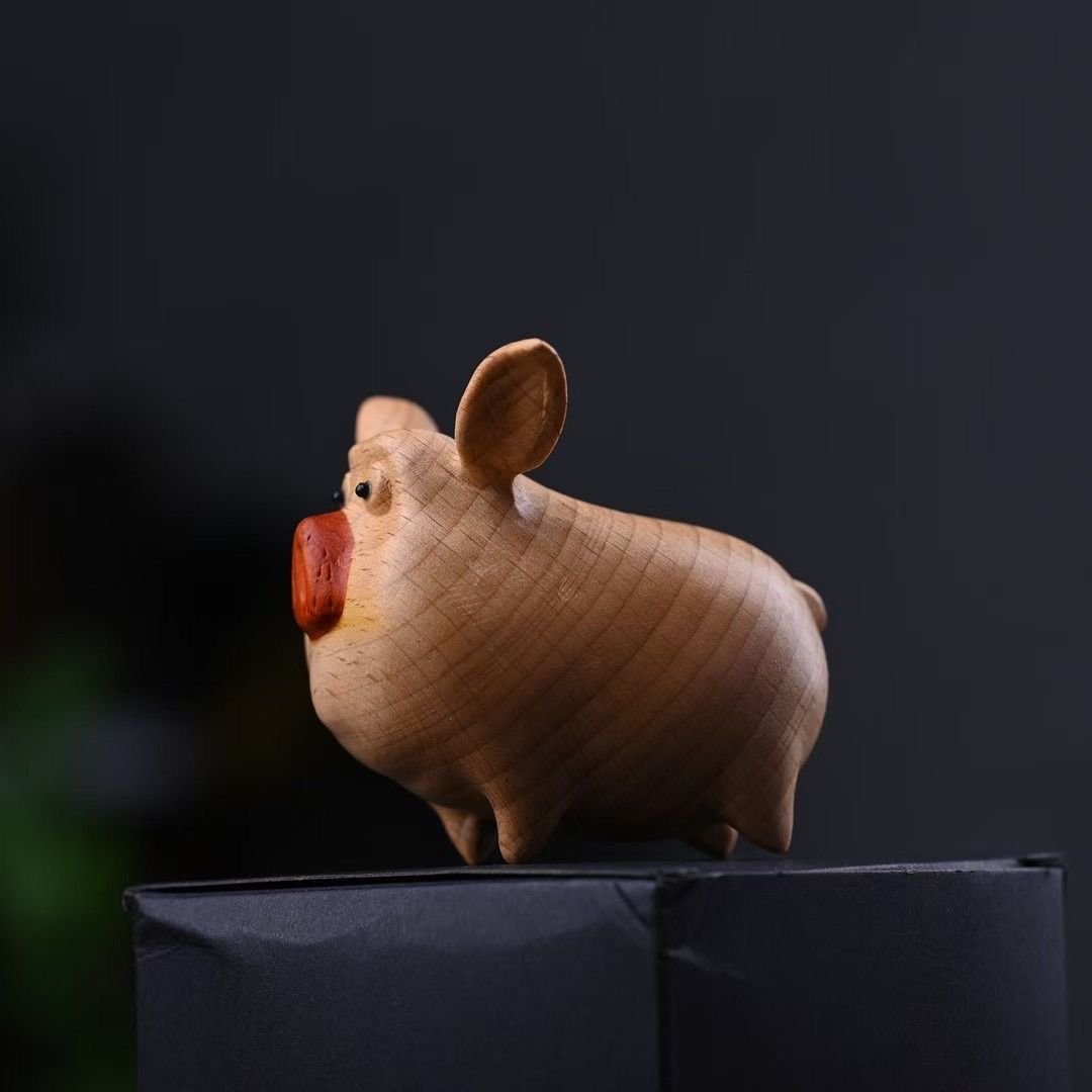 手彫り 子ブタ 置物 かわいい 木製 フィギュア インテリア デスク 車内
