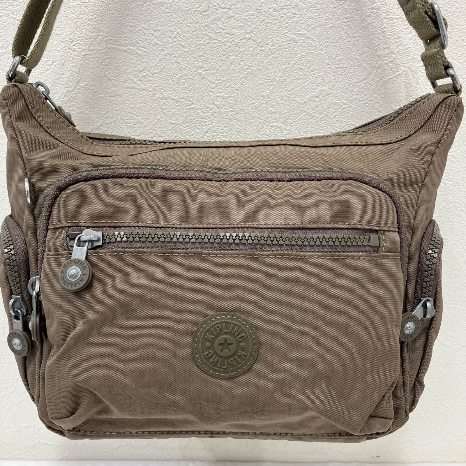 214 KIPLING キプリング ショルダーバッグ 斜めがけ 紐調節可能 カーキ 