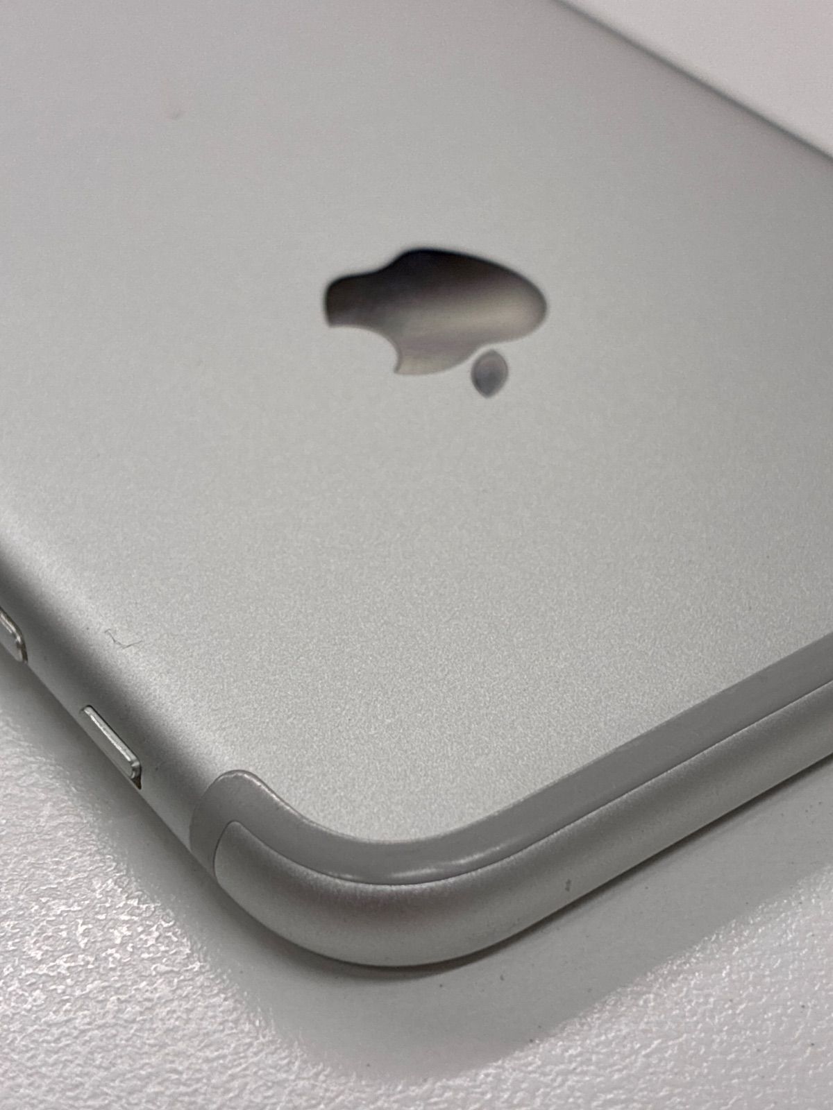 iPhone 7 32GB シルバー SIMフリー A1779 バッテリー90％ 画面割れあり