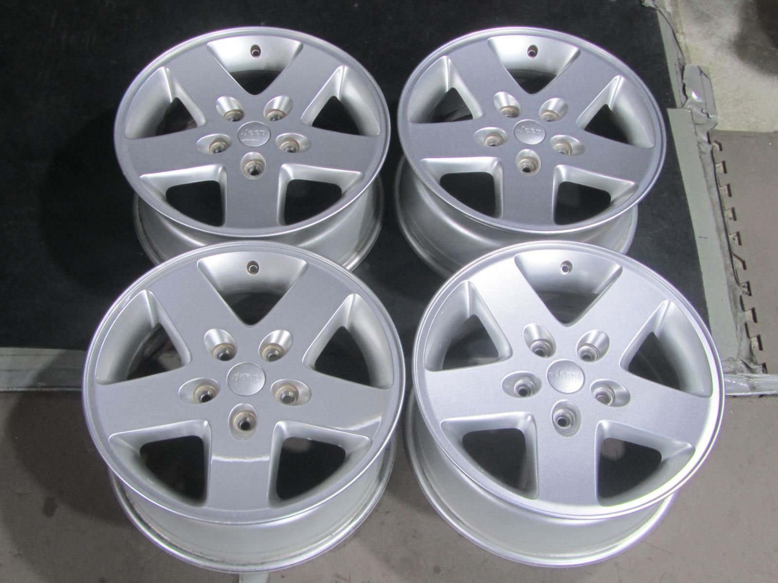 純正品】JEEP JKラングラー純正 17インチ ホイール 17×7.5J 5H PCD127