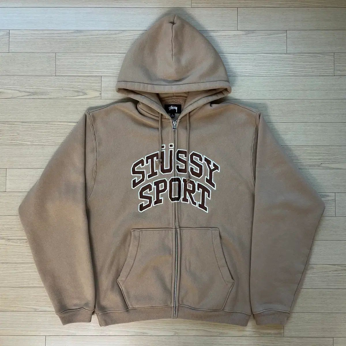 STUSSY フーディー STUSSY スポーツフーディー ジップアップ タン 