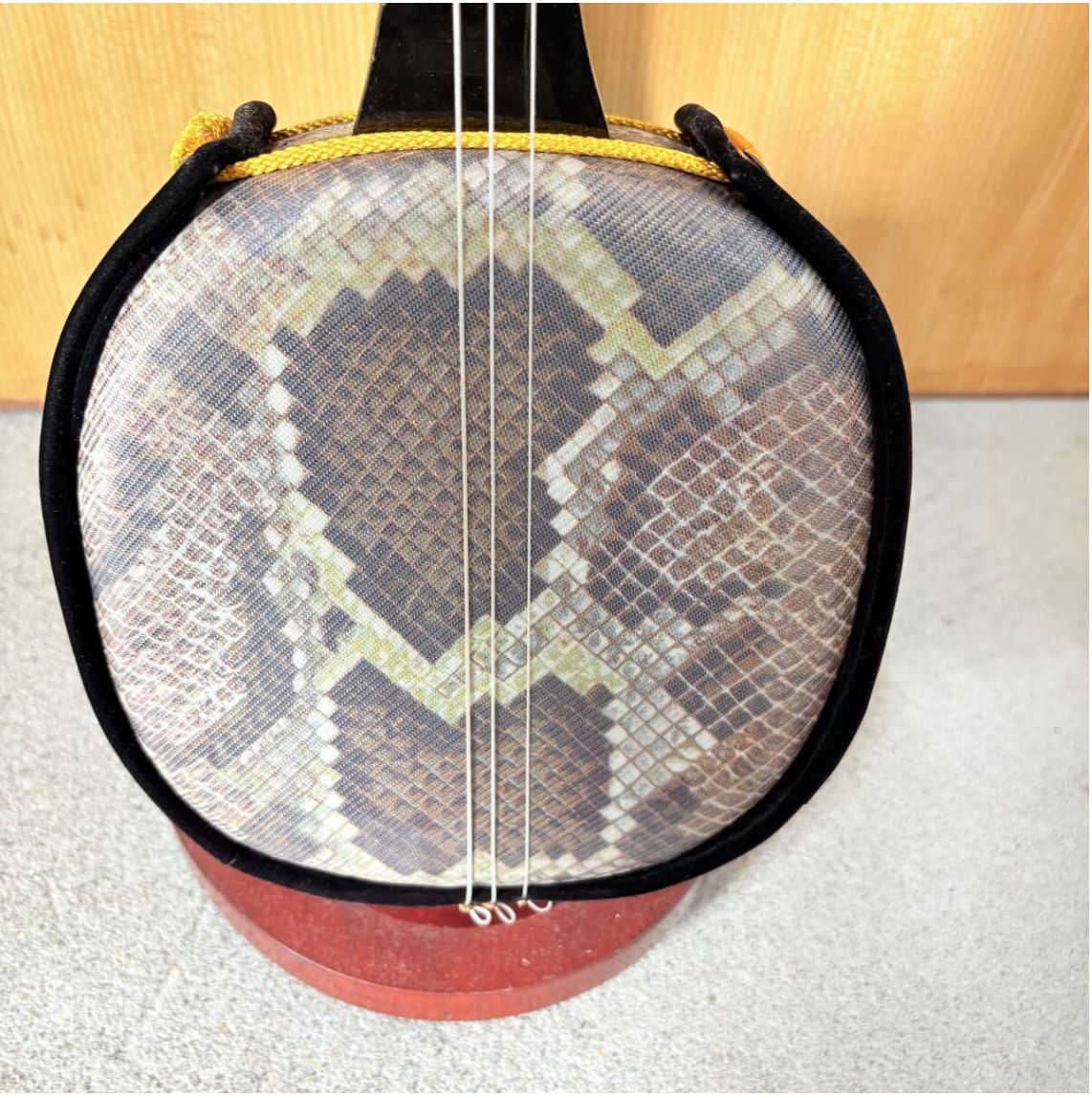 ❗️✨沖縄伝統の響き✨❗️】三線 人工皮仕様 約407g 練習用