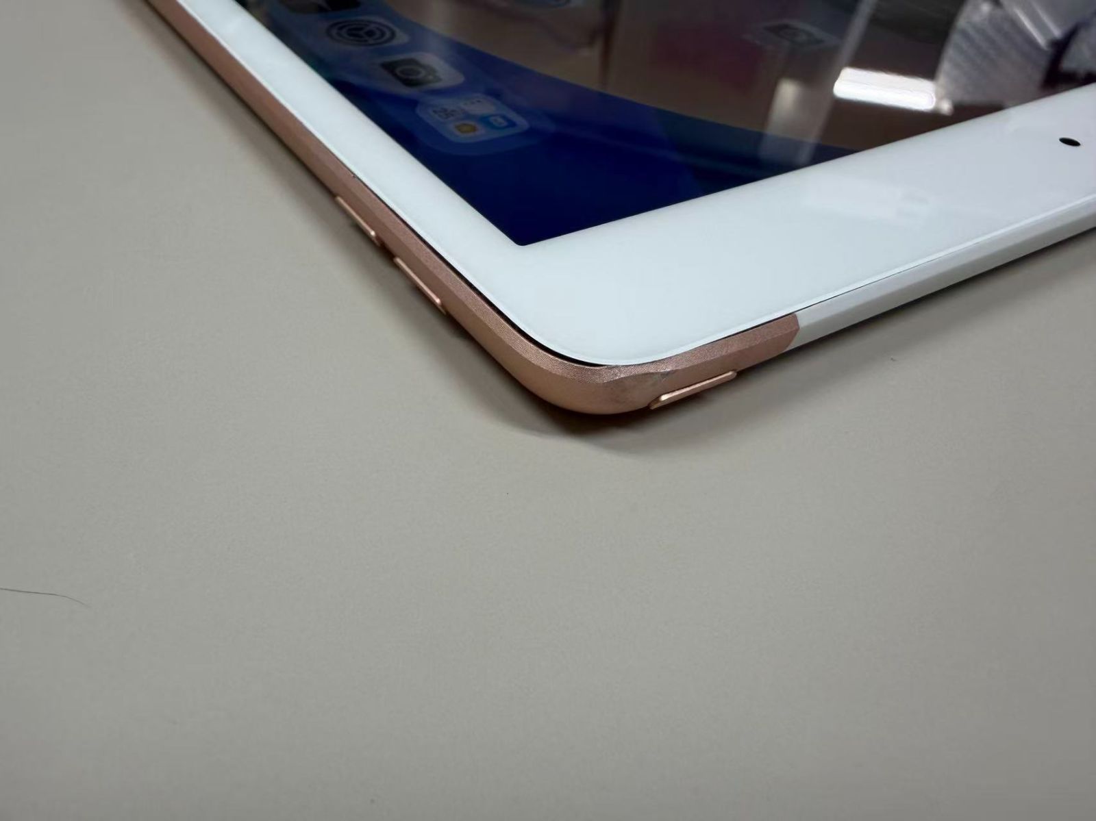 電池77% SIMフリーiPad (第7世代) 32GB ゴールド - メルカリ