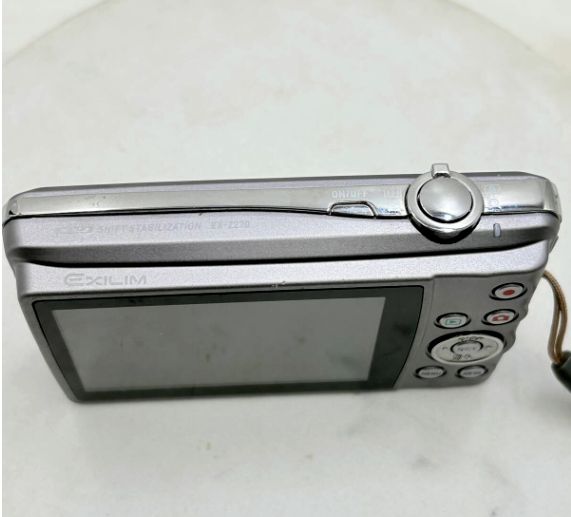 ❗️✨人気の薄型コンデジ✨❗️】CASIO EXILIM EX-Z270 シルバー 28mm