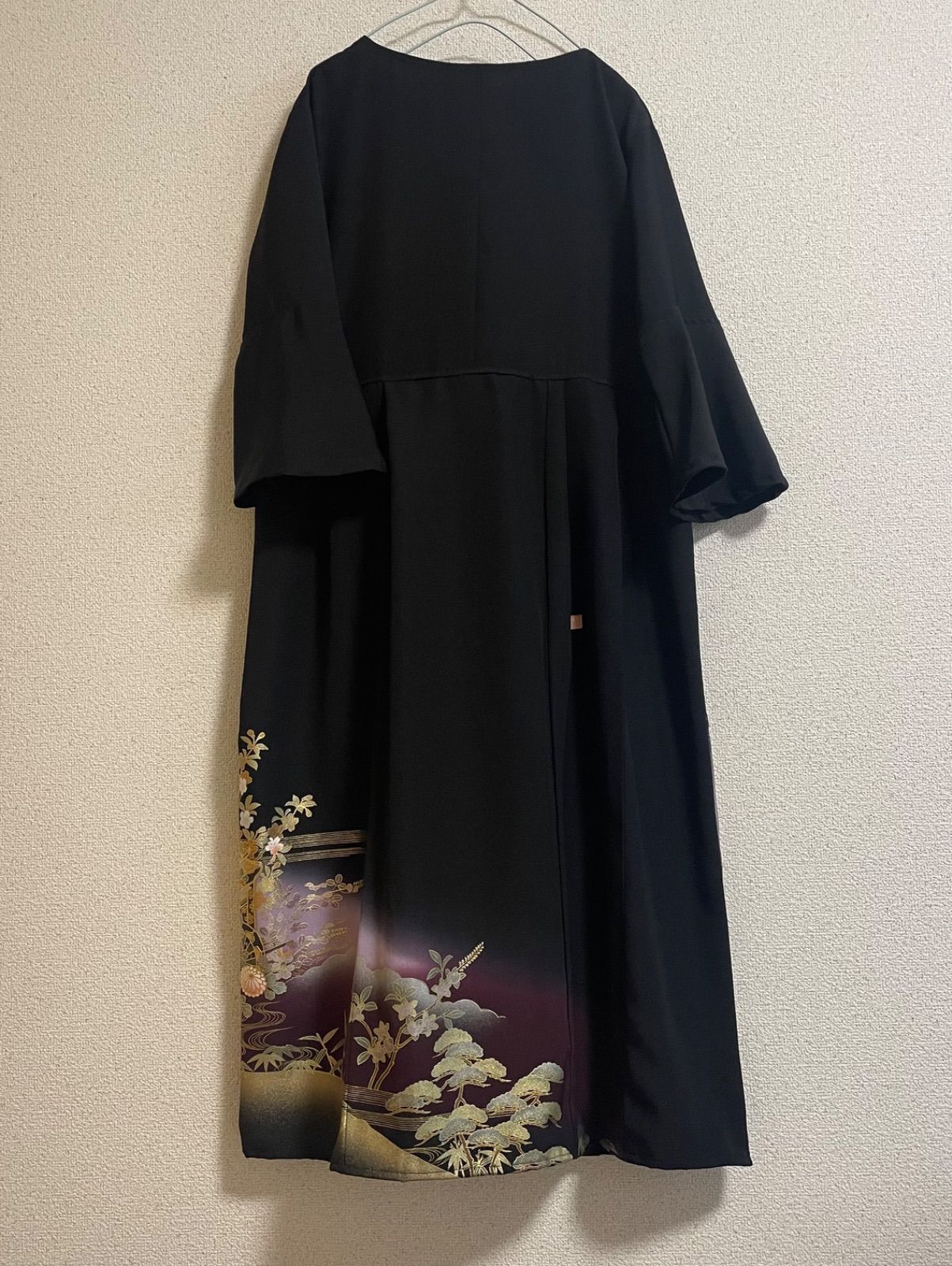 着物リメイク ワンピース黒留袖 正絹 落款 作家物 花車 - メルカリ