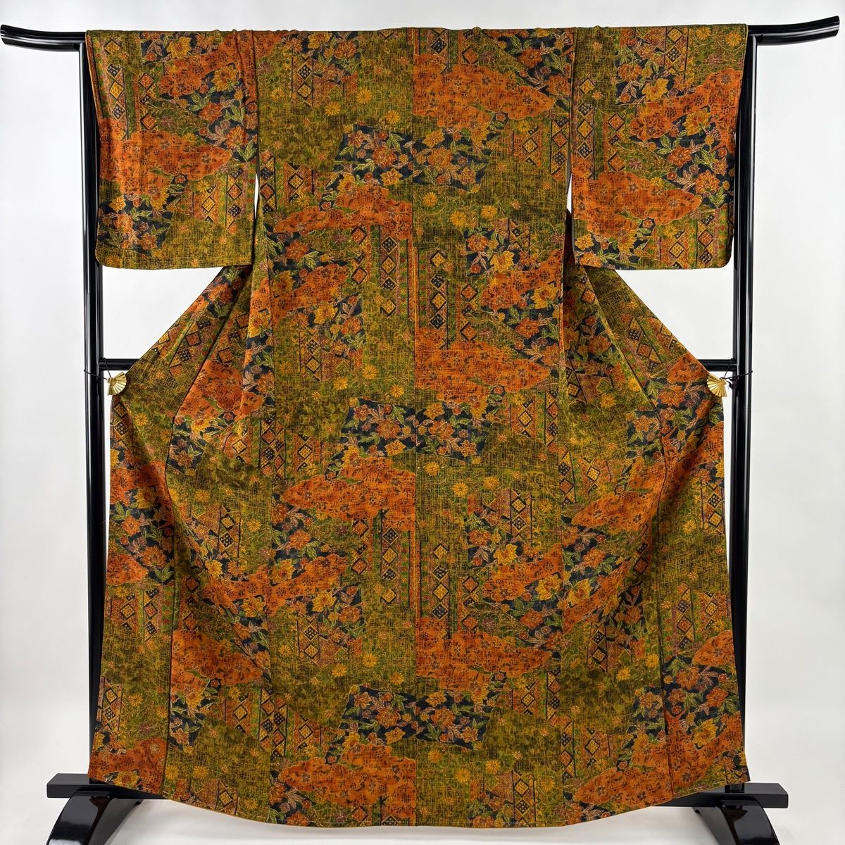 美品】 小紋 身丈163cm 裄丈66cm M 袷 草花 雲文 縮緬 鶯色 正絹 優品