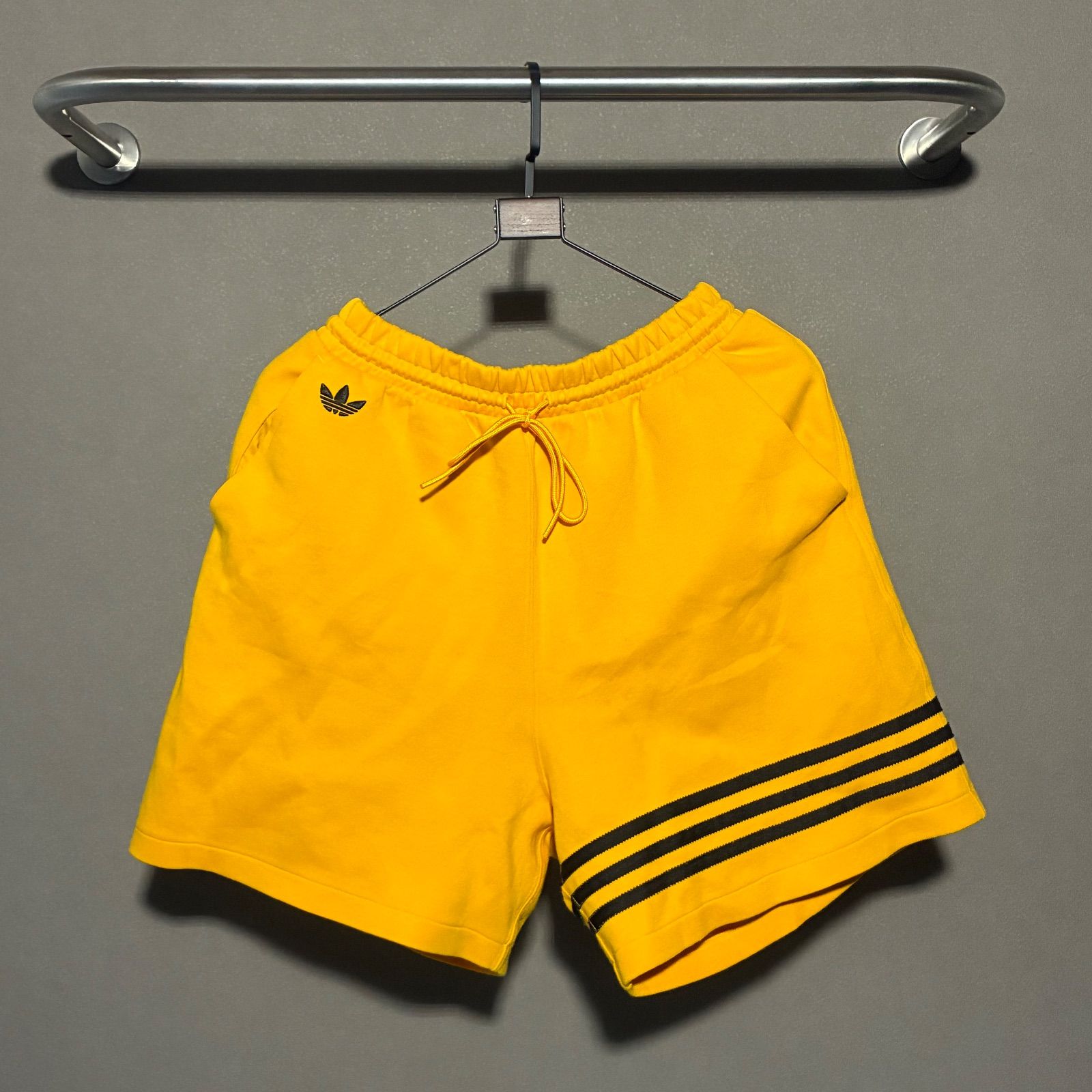 adidas ショートパンツイエロー - メルカリ