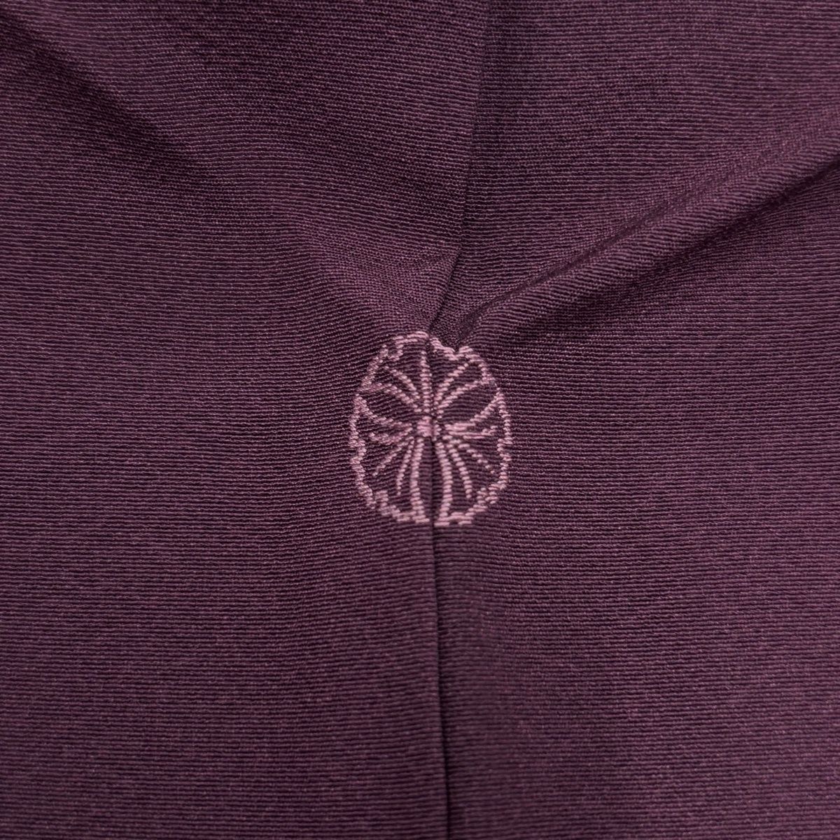 正絹付下げ 紫 作家、落款、一つ紋 付下げ 身丈156.5cm 裄丈65cm M 袷 落款 松 霞 金銀彩 ぼかし 濃紫