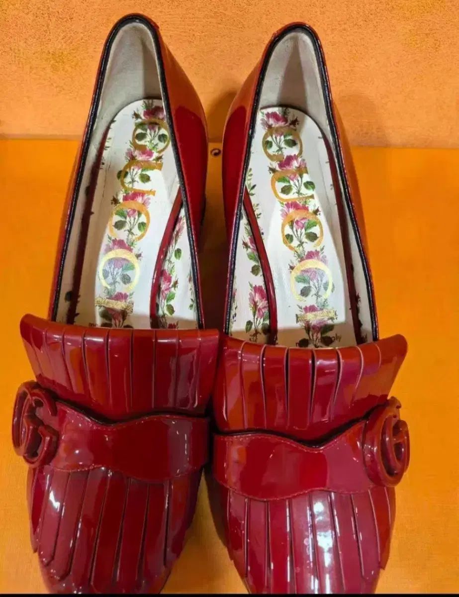 グッチ フラワー ロゴ レッド パテント ローファー 36 正規品 【公式通販】