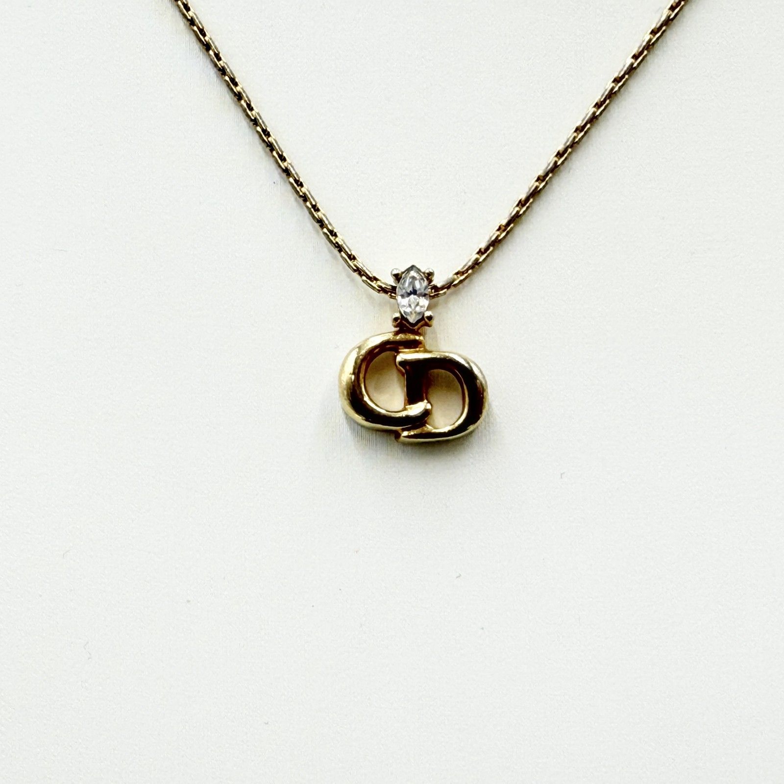 Christian Dior（クリスチャンディオール）CDロゴ ラインストーン付き