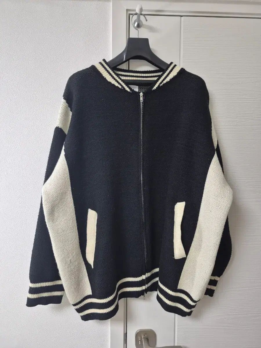 NOIRブランドのスタジャンジャケットです100-105