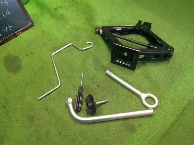 【中古】フィアット 500 ABA-31214 車載工具　テンパータイヤ　スペアタイヤ 自社品番250734