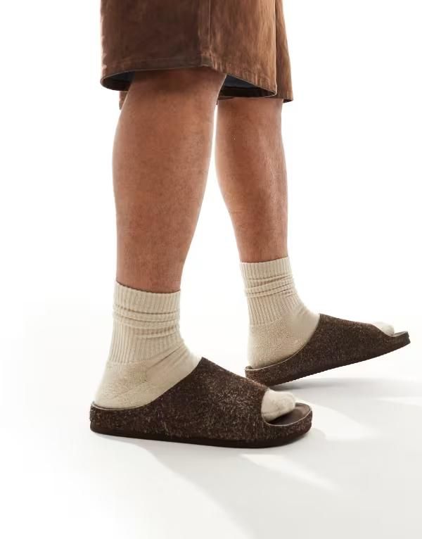 エイソス メンズ シューズ サンダル スエード ASOS DESIGN slide sandals in stone hairy suede Brown ブラウン